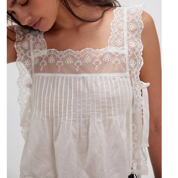 Boho Floral Lace Pleated detail Cropped Top - Picture 2 of 9